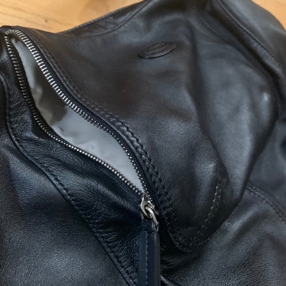 Tod’s black leather shoulder bag - Picture 4 of 8